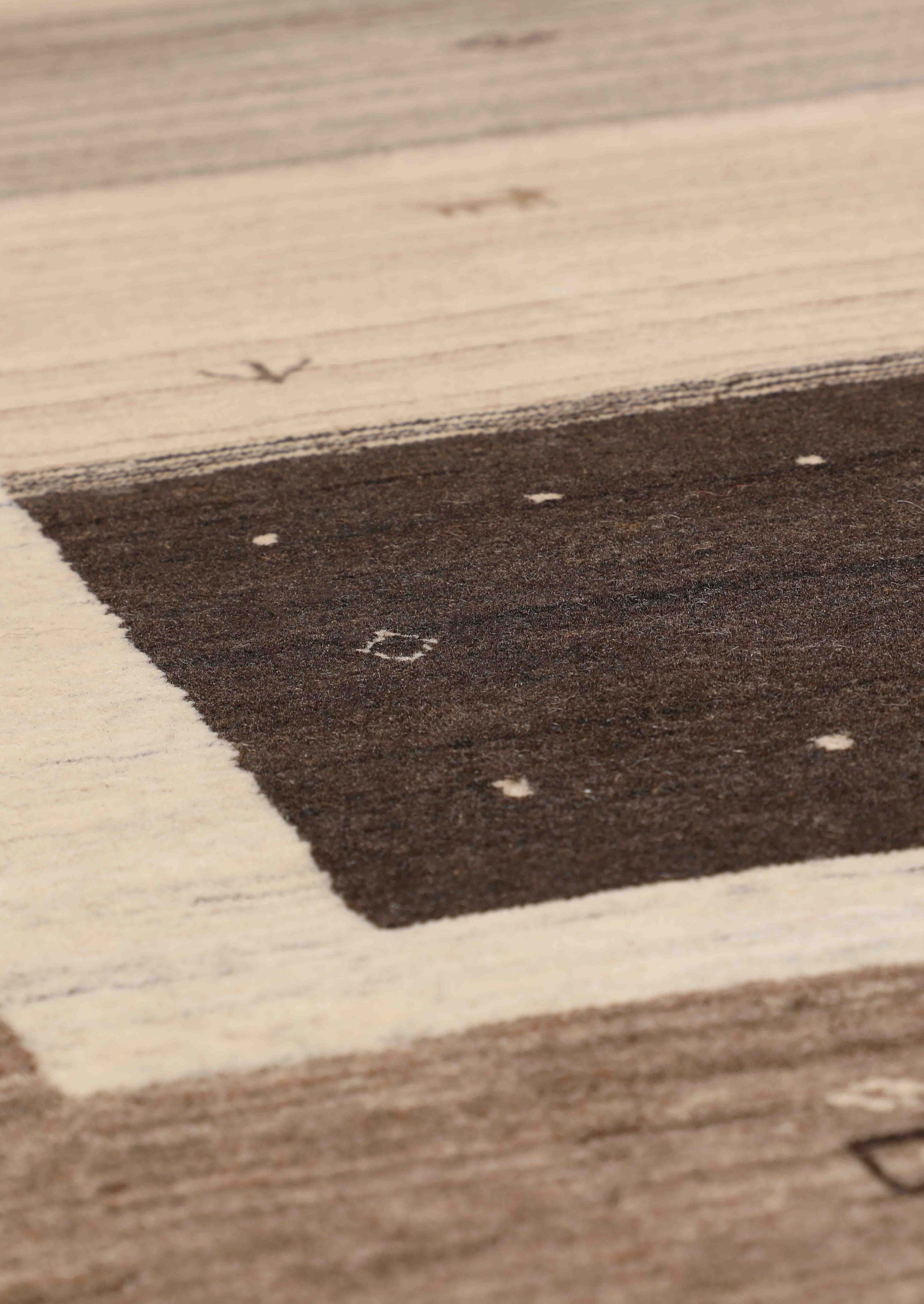 Traditional Lori Buff Natural Ornate Border Brown Rug Carpet